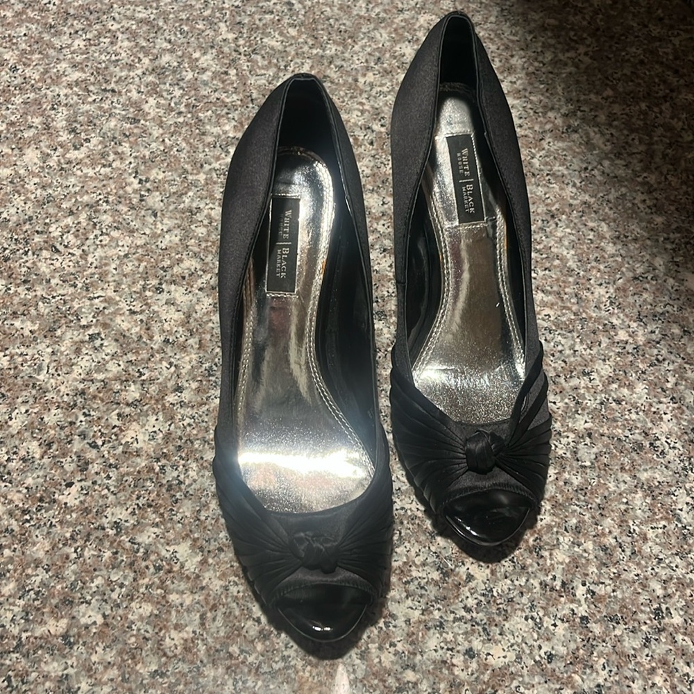 White House Black Market Silk / Satin Dress shoe pump.  3.5 inch heel. Size 8